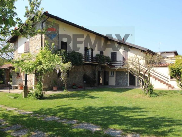 casa indipendente in vendita a Merate in zona Sartirana
