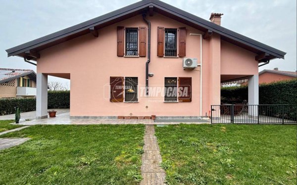 casa indipendente in vendita a Merate in zona Cassina Fra Martino