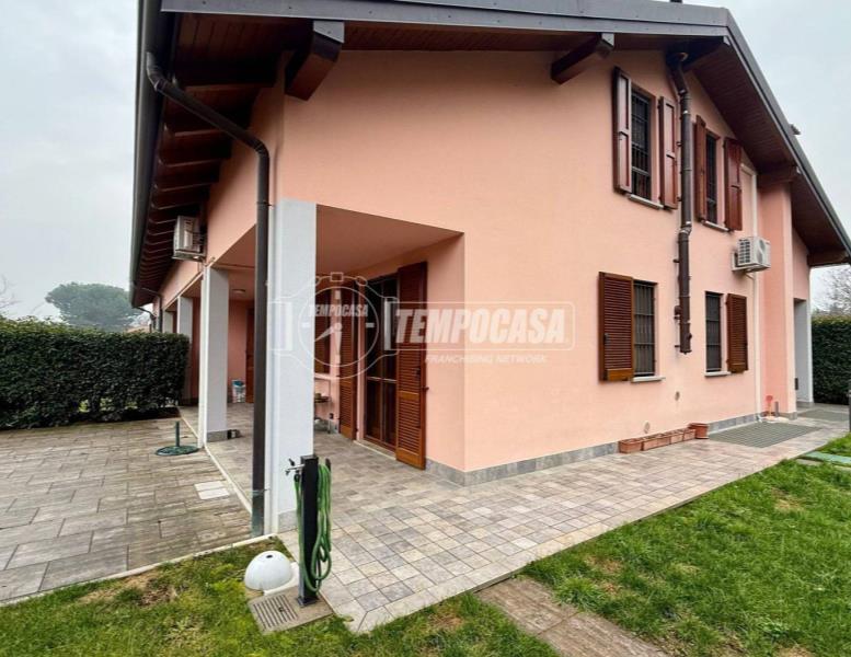 casa indipendente in vendita a Merate in zona Cassina Fra Martino