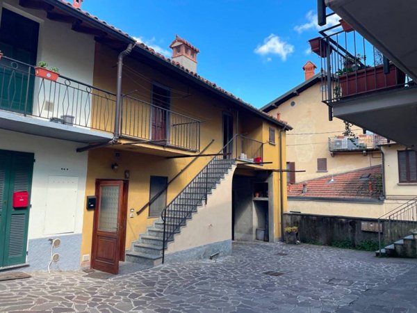 casa indipendente in vendita a Merate in zona Sartirana