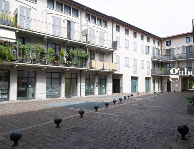 locale commerciale in vendita a Merate in zona Sartirana