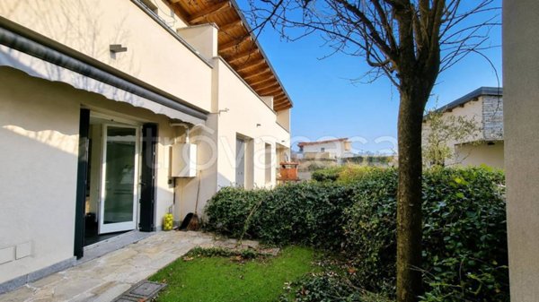 casa indipendente in vendita a Merate in zona Cassina Fra Martino