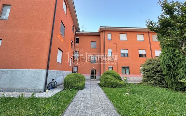appartamento in vendita a Merate in zona Brugarolo