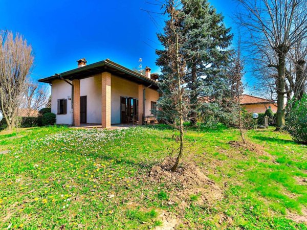 casa indipendente in vendita a Merate in zona Brugarolo