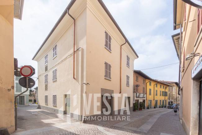 negozio in vendita a Merate in zona Sartirana