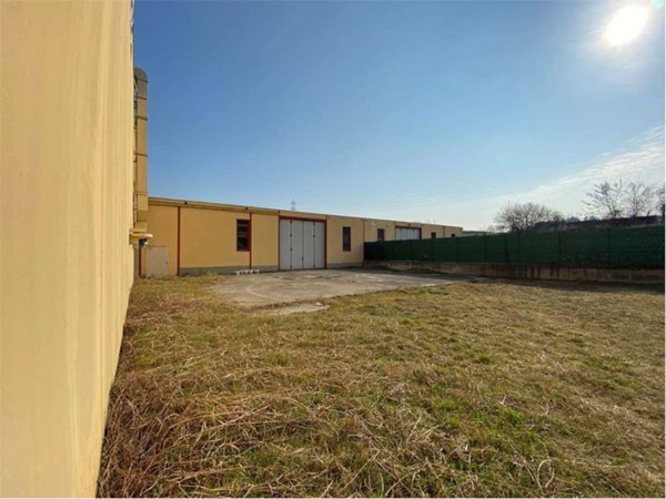 locale commerciale in vendita a Merate