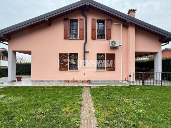casa indipendente in vendita a Merate in zona Cassina Fra Martino