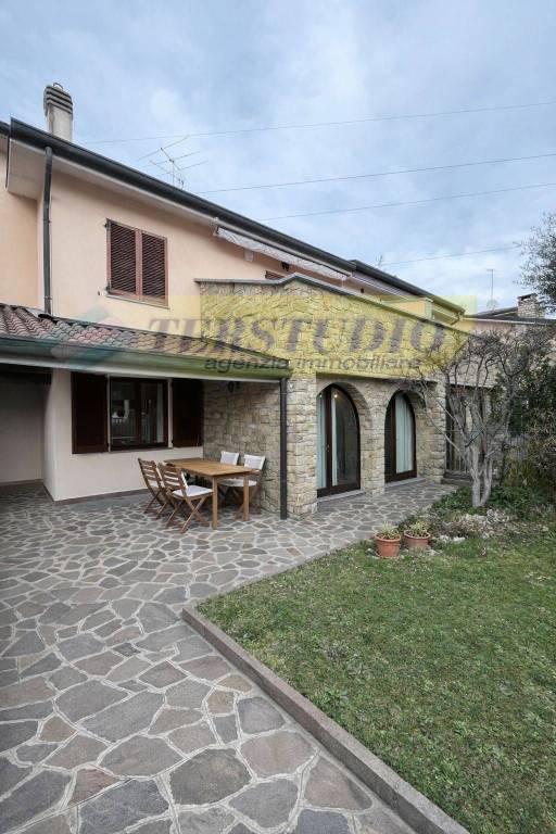 casa indipendente in vendita a Merate in zona Brugarolo