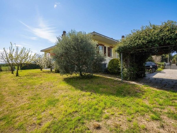 casa indipendente in vendita a Merate in zona Brugarolo