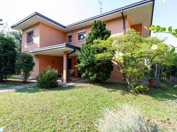 casa indipendente in vendita a Merate in zona Sartirana