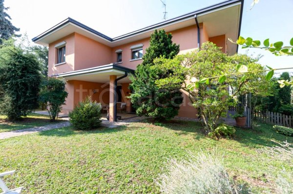 casa indipendente in vendita a Merate in zona Sartirana