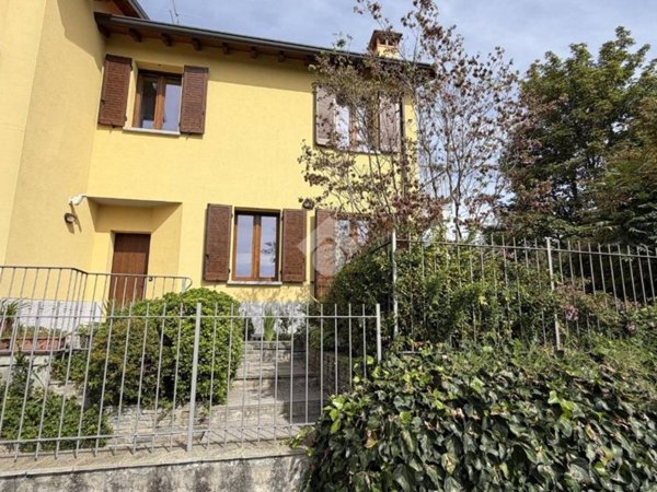 casa indipendente in vendita a Merate in zona Cassina Fra Martino