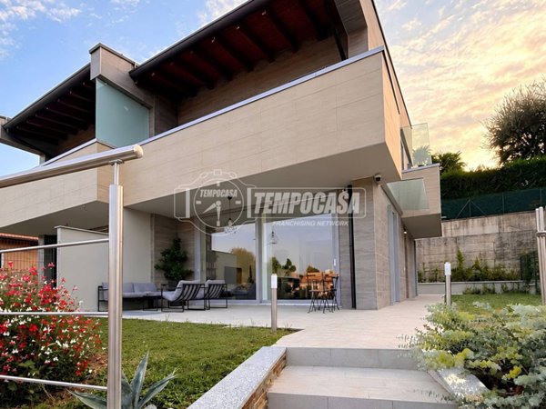 casa indipendente in vendita a Merate in zona Sartirana