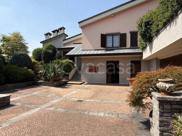casa indipendente in vendita a Merate in zona Sartirana