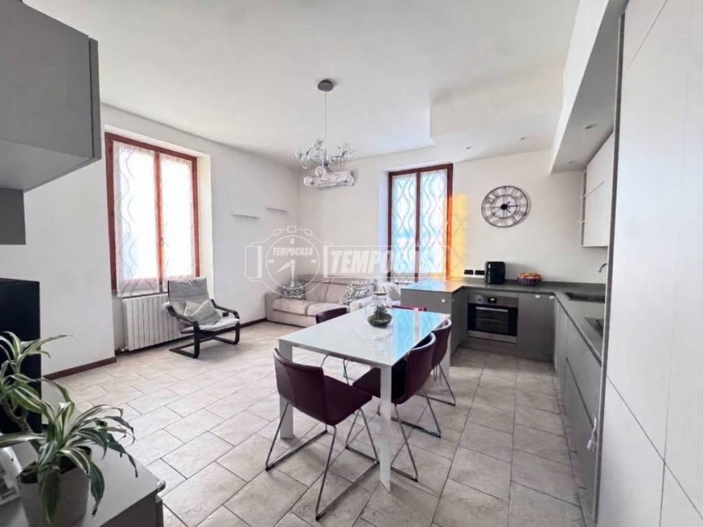 appartamento in vendita a Merate in zona Brugarolo