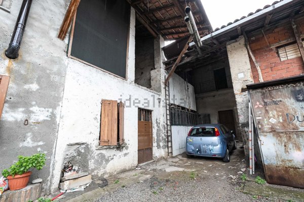 esavano in vendita a Molteno