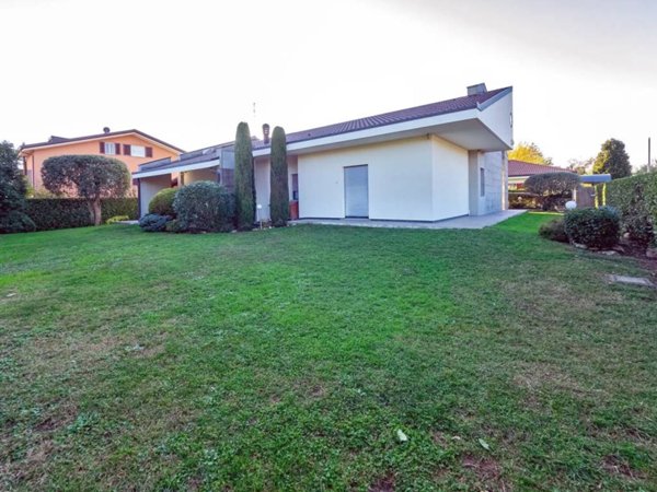 casa indipendente in vendita a Molteno