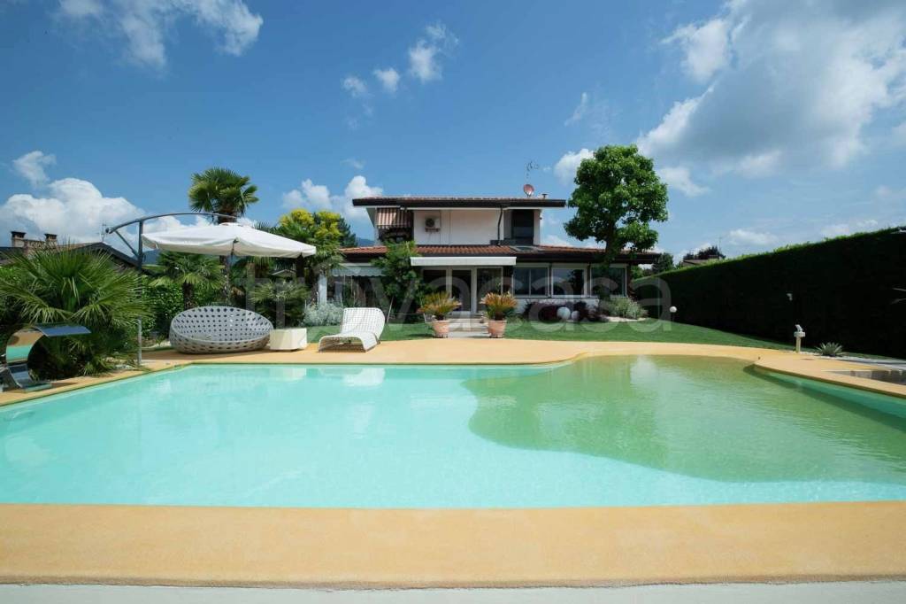 casa indipendente in vendita a Molteno in zona Coroldo