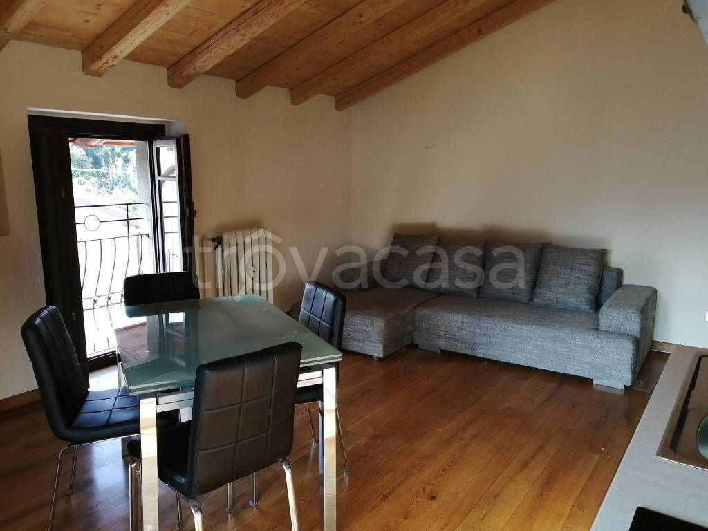 appartamento in vendita a Molteno in zona Coroldo