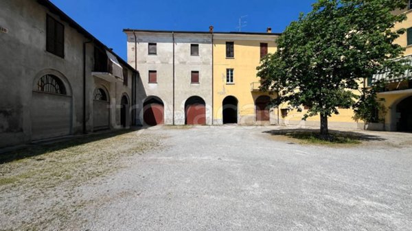 appartamento in vendita a Molteno in zona Coroldo