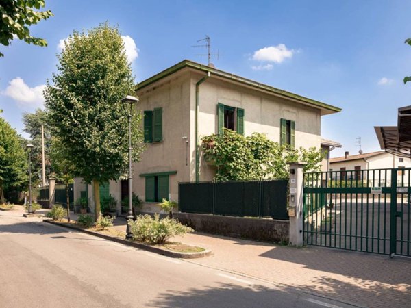 casa indipendente in vendita a Molteno in zona Coroldo