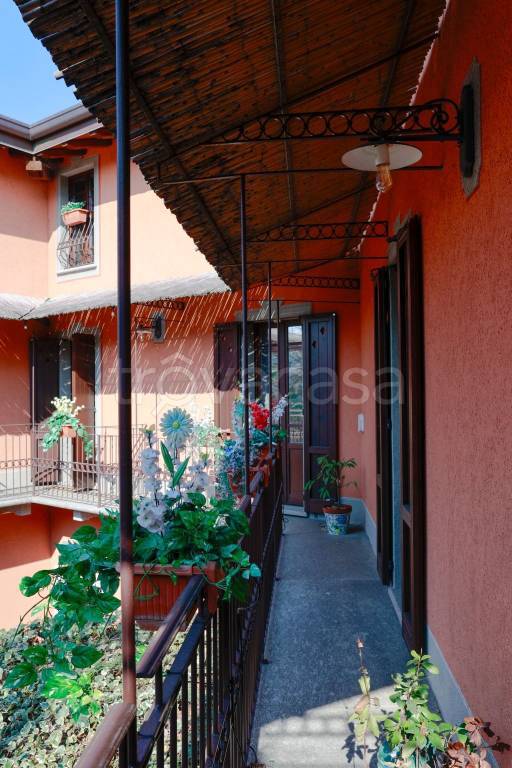 appartamento in vendita a Molteno in zona Coroldo