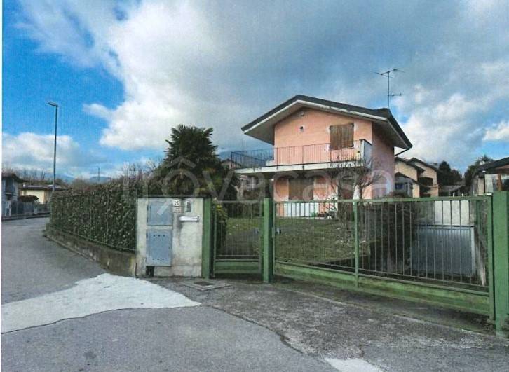 casa indipendente in vendita a Molteno in zona Coroldo