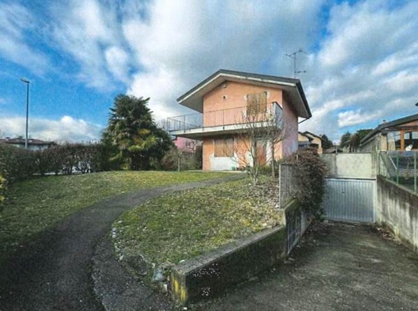 appartamento in vendita a Molteno in zona Coroldo