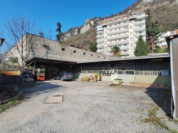 locale commerciale in vendita a Monte Marenzo