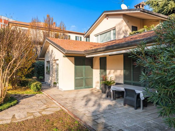 casa indipendente in vendita a Monticello Brianza