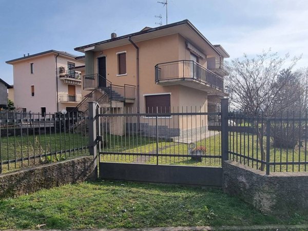 casa indipendente in vendita a Monticello Brianza