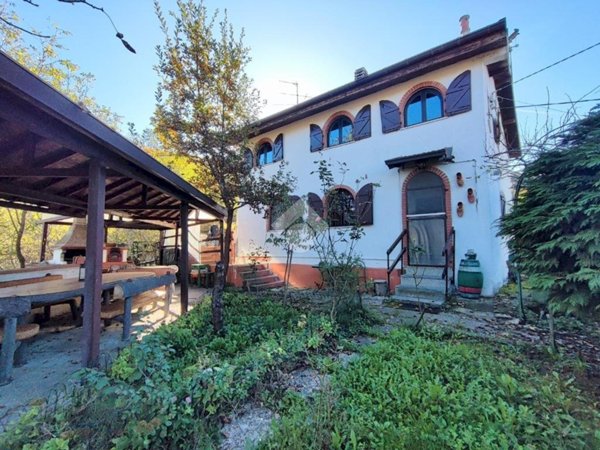 casa indipendente in vendita a Dernice in zona Montebore