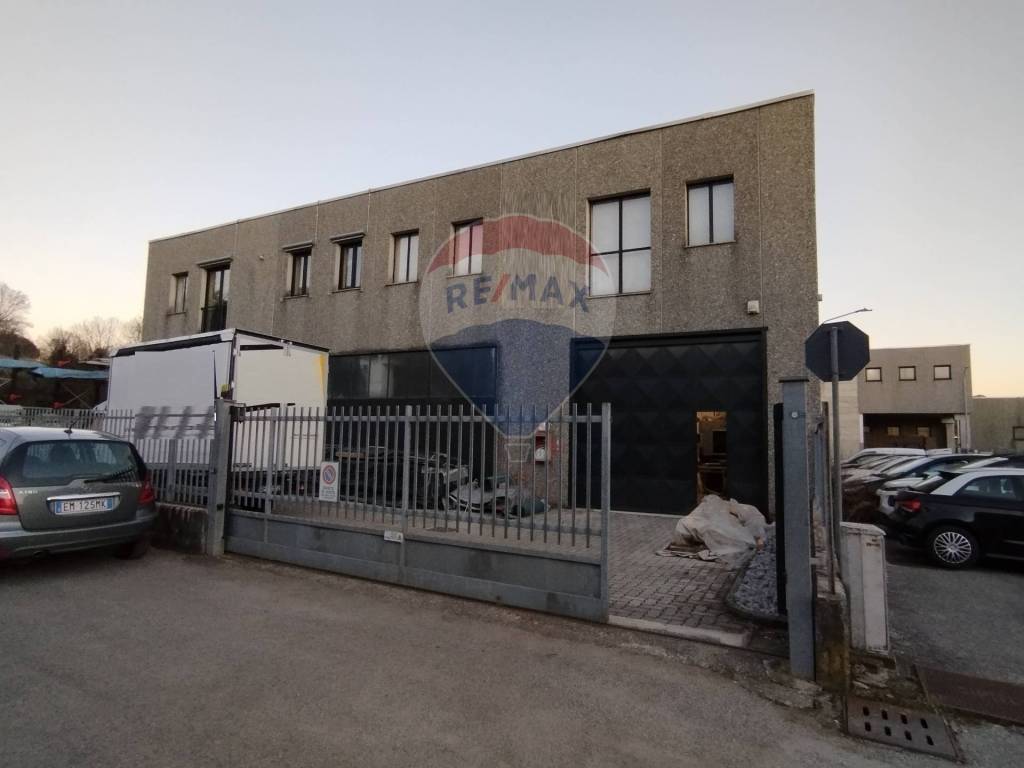 locale commerciale in vendita a Nibionno in zona Tabiago