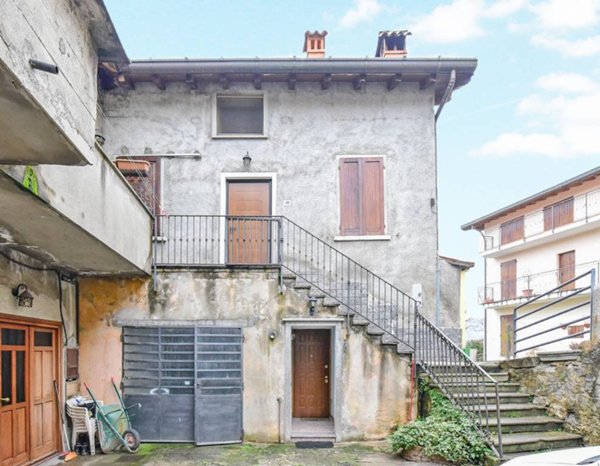 casa indipendente in vendita a Nibionno in zona Tabiago