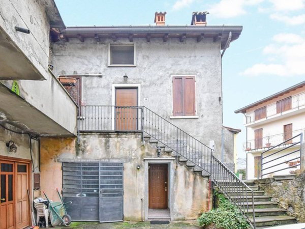 casa indipendente in vendita a Nibionno in zona Tabiago
