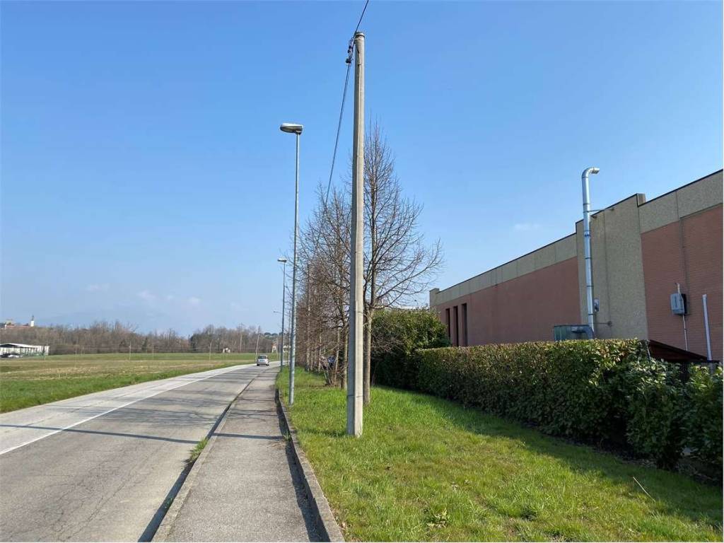 locale commerciale in vendita a Nibionno