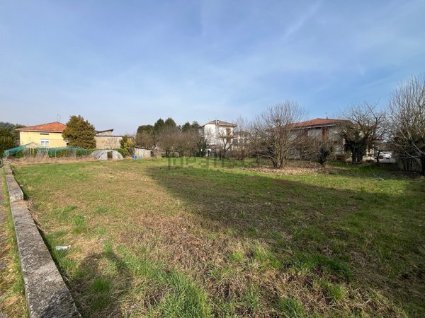 terreno edificabile in vendita a Nibionno