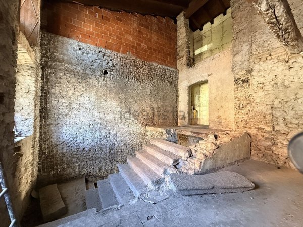 casa semindipendente in vendita a Nibionno in zona Mongodio