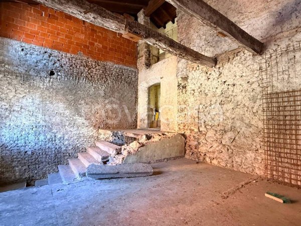 casa indipendente in vendita a Nibionno in zona Tabiago