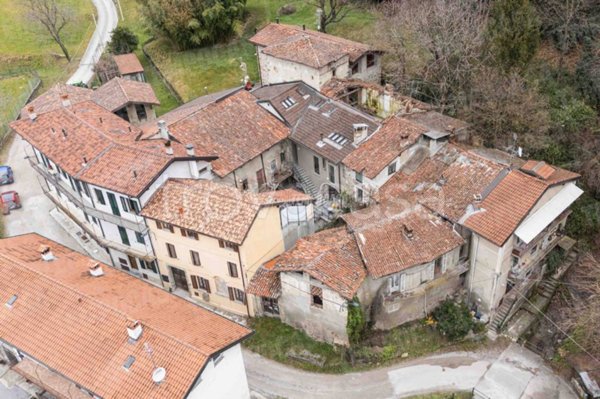 casale in vendita ad Oggiono in zona Imberido