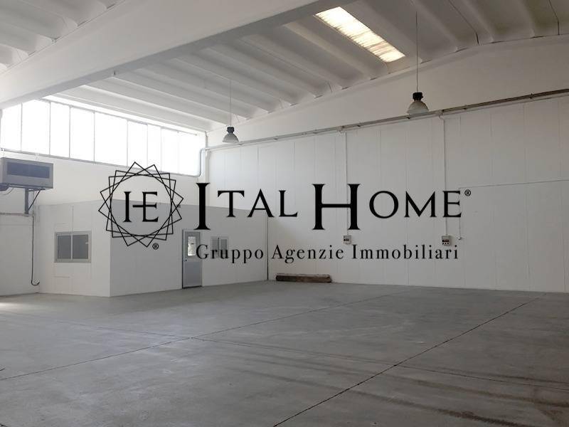 locale commerciale in vendita ad Oggiono