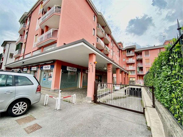 negozio in vendita ad Oggiono