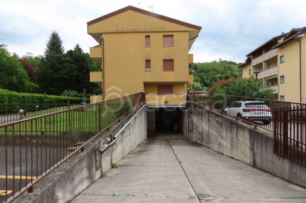 locale commerciale in vendita ad Oggiono