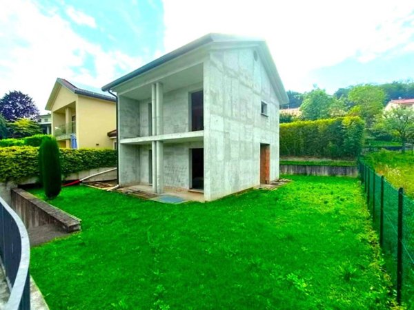 casa indipendente in vendita ad Oggiono in zona Imberido