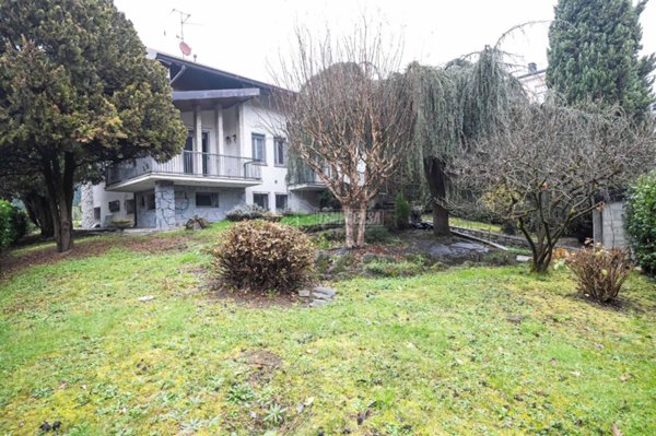 casa indipendente in vendita ad Oggiono in zona Imberido