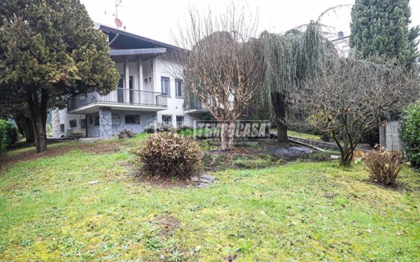 casa indipendente in vendita ad Oggiono in zona Imberido