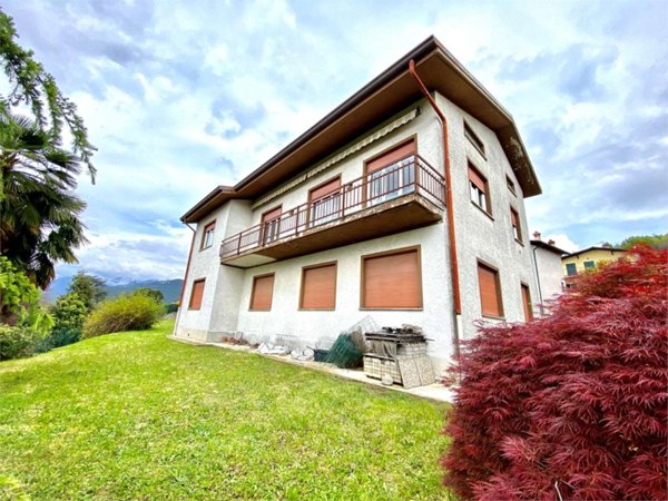 casa indipendente in vendita ad Oggiono in zona Imberido