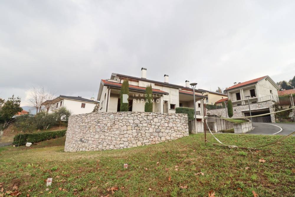 casa indipendente in vendita ad Oggiono in zona Imberido