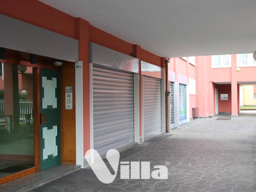 negozio in vendita ad Oggiono