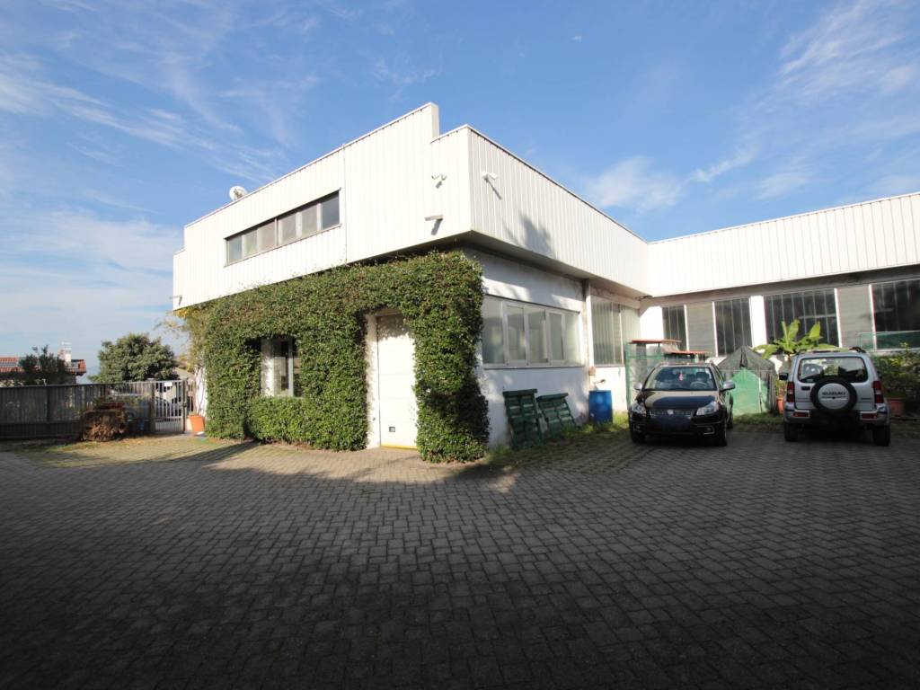 locale commerciale in vendita ad Oggiono